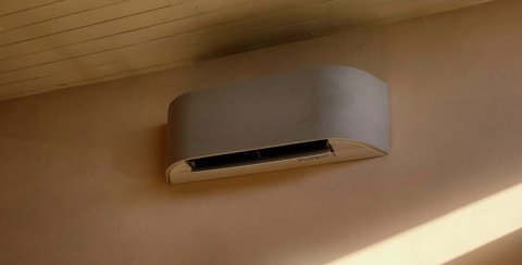 Pompe à chaleur Air Air Toshiba Design intégrée à son environnement à Montbonnot-Saint-Martin